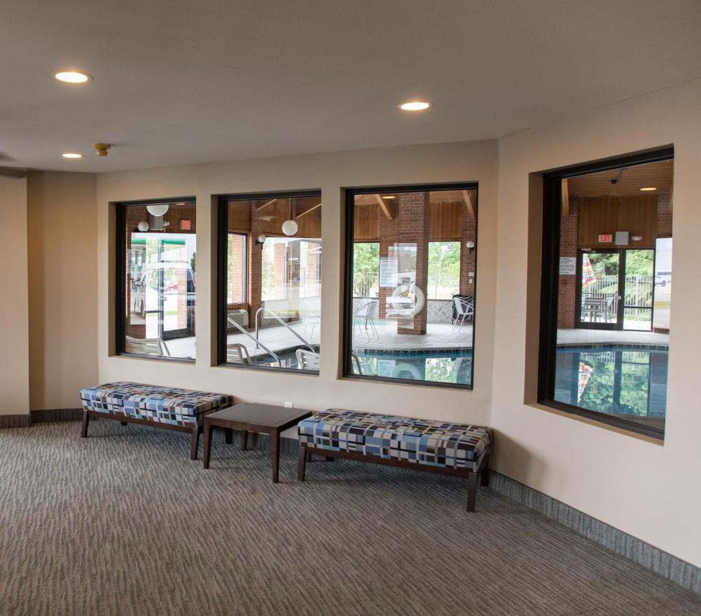 Lomira Inn And Suites ภายนอก รูปภาพ
