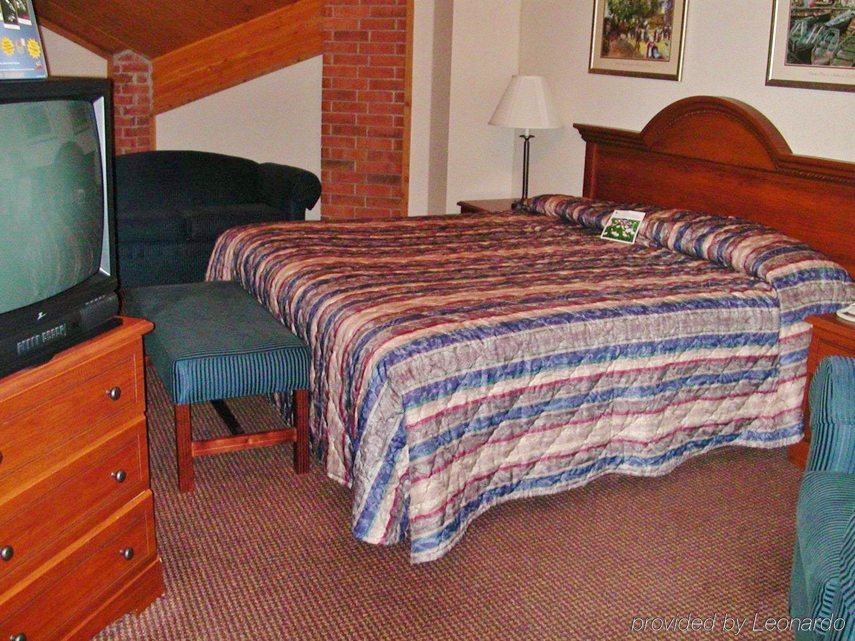 Lomira Inn And Suites ภายนอก รูปภาพ