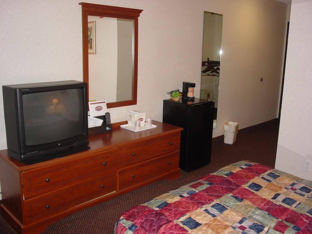 Lomira Inn And Suites ภายนอก รูปภาพ