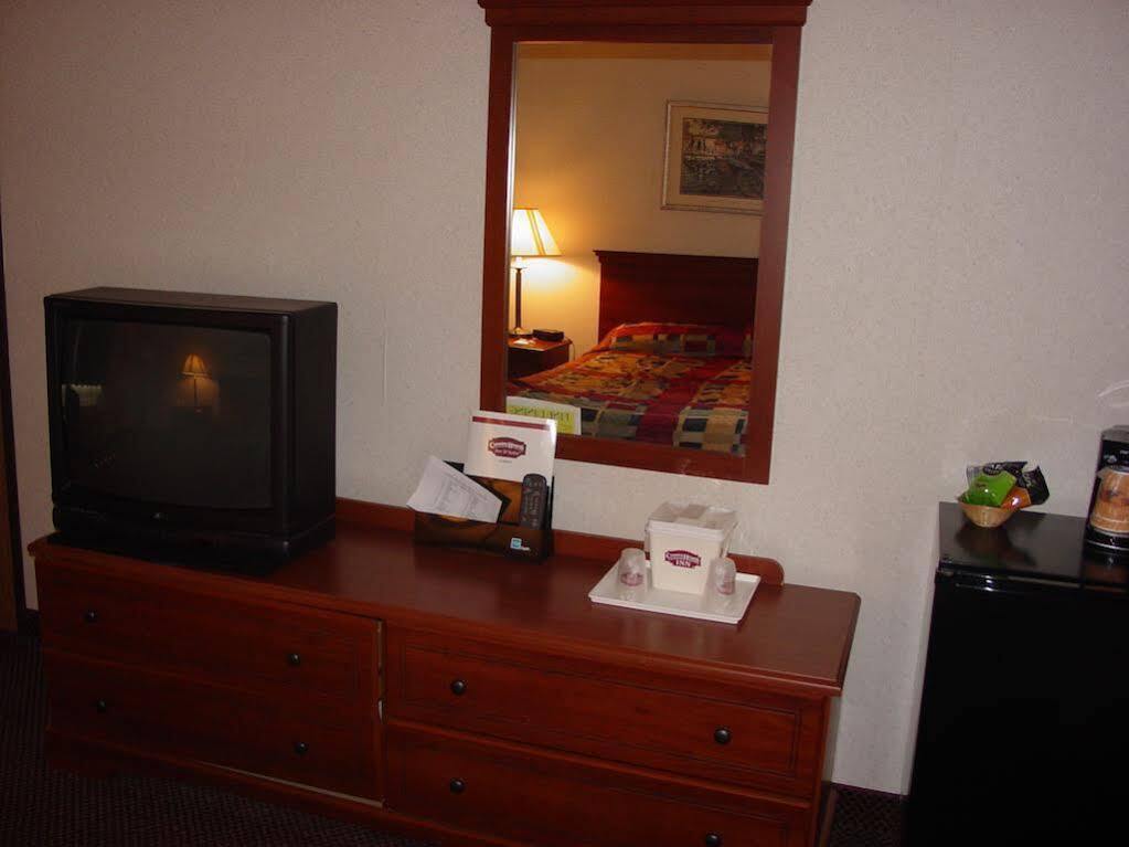 Lomira Inn And Suites ภายนอก รูปภาพ