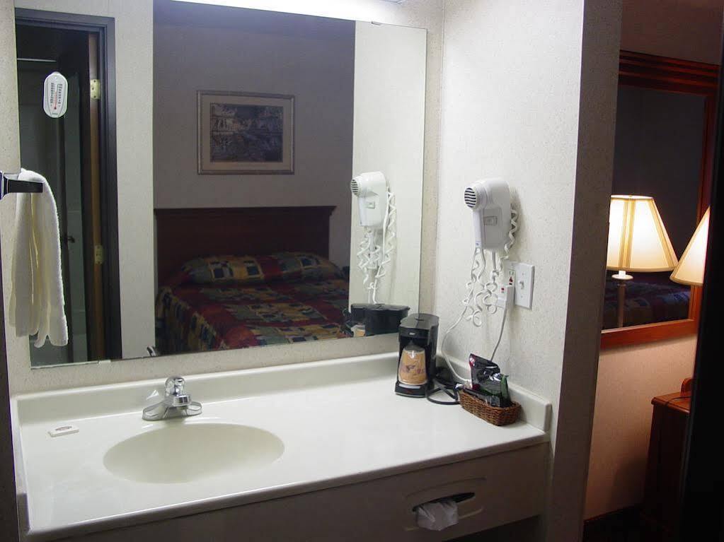 Lomira Inn And Suites ภายนอก รูปภาพ
